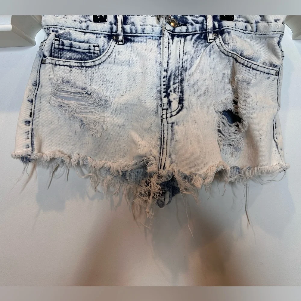Forever 21 distressed denim shorts - Picture 2 of 6